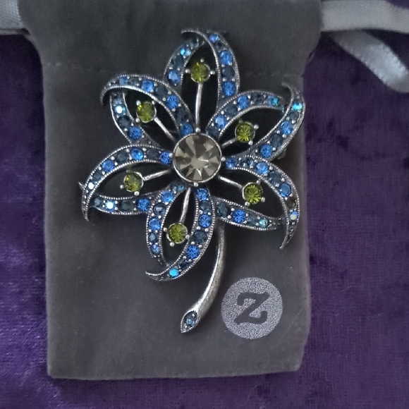 Elegant Blue and Green Crystal Flower Brooch - Picture 2 of 3